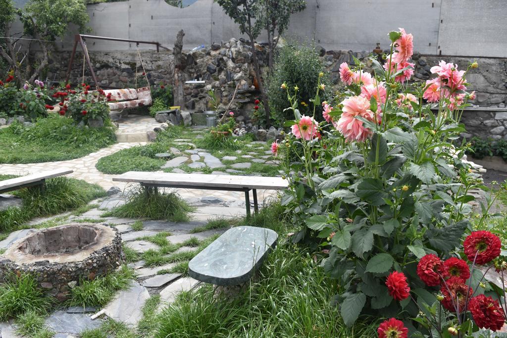 Qusha Guesthouse Meeting In The Mountains And Views Kazbegi Eksteriør bilde