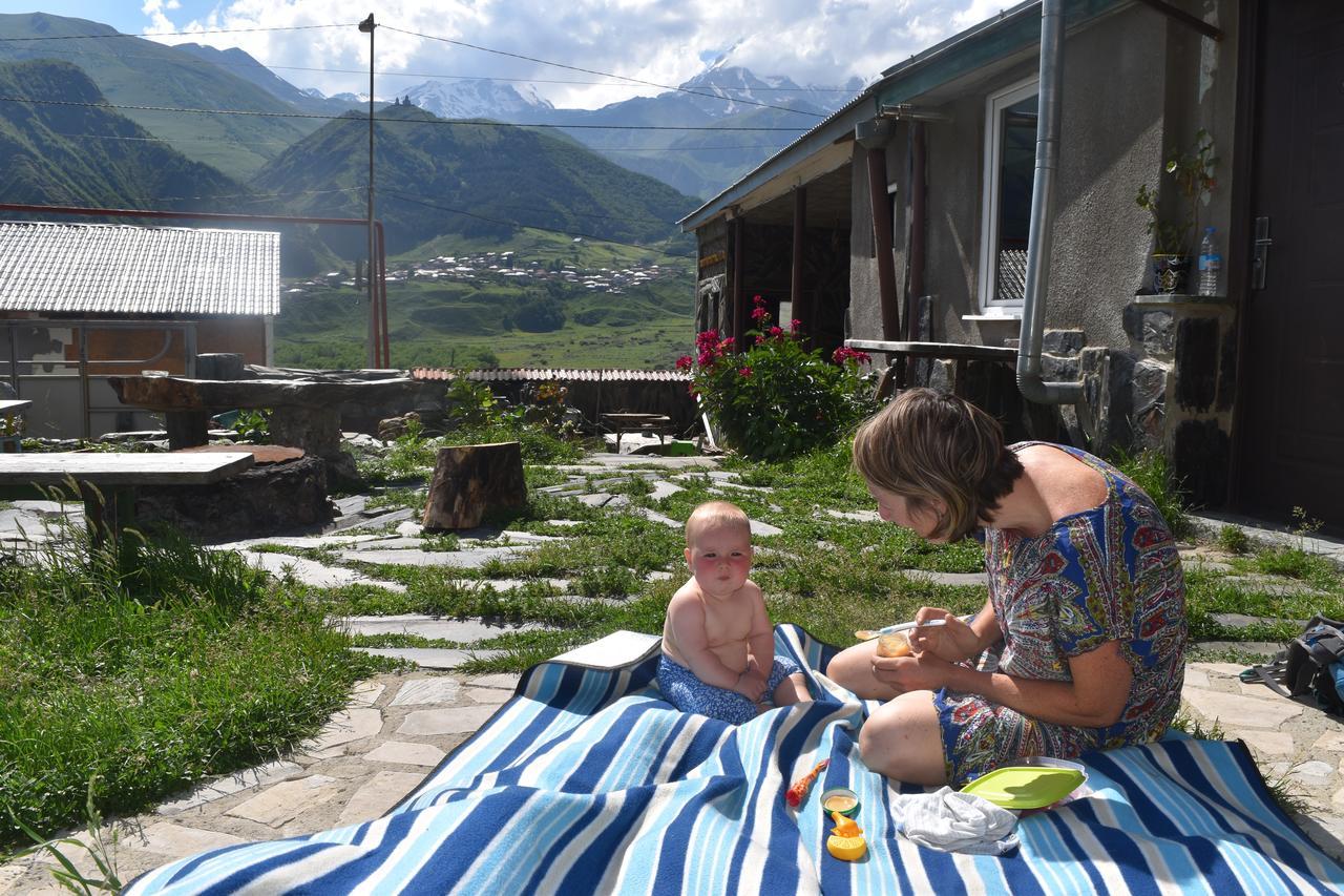 Qusha Guesthouse Meeting In The Mountains And Views Kazbegi Eksteriør bilde